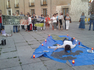Concentración del SAIn de Valladolid ante el drama de los inmigrantes "Ni banderas ni fronteras"