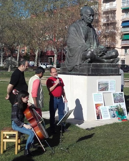 Rajagopal Valladolid Estatua Gandhi vert